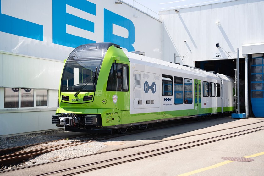 Suiza e Italia acaban de resolver un problema que llevaba décadas sin solución: meter un tren de hidrógeno en una vía estrecha 